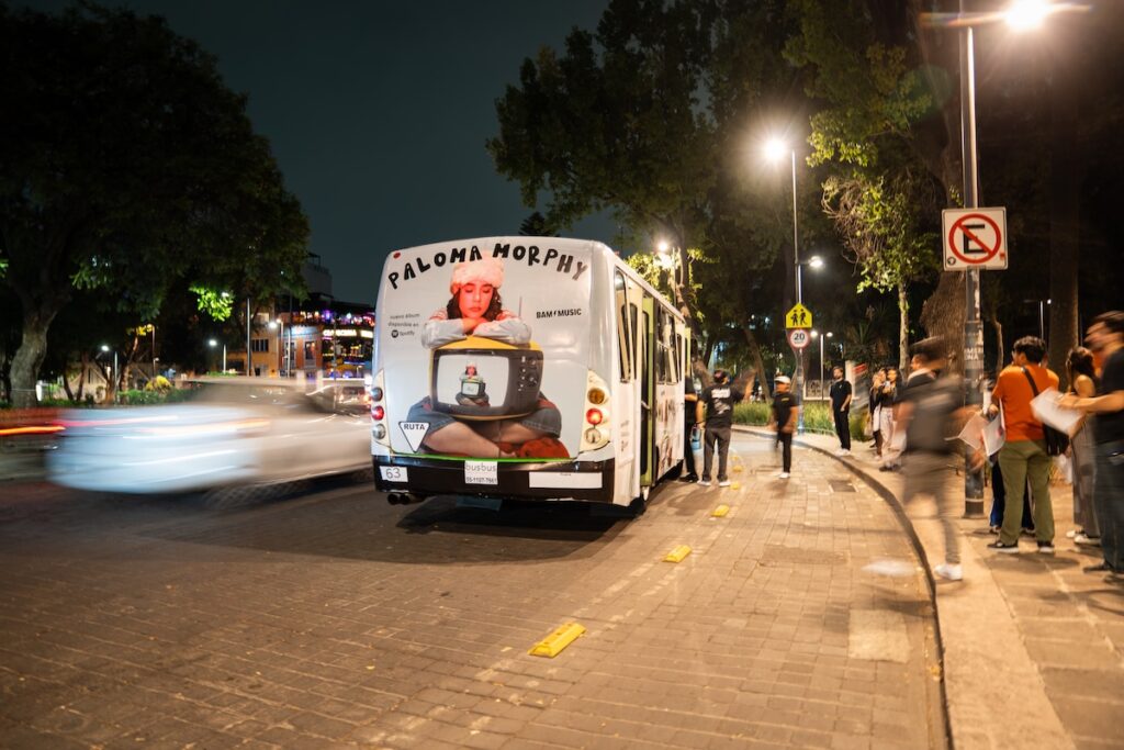 Paloma Morphy en un camión en la CDMX